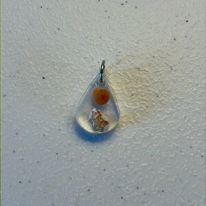 Handmade pendant with 2 seashells with mixed colors.